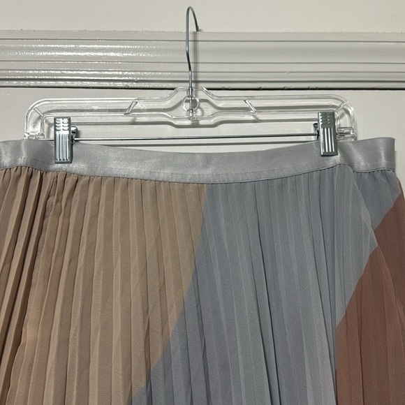 Colorblock Pleated Maxi Skirt - Picture 4 of 4